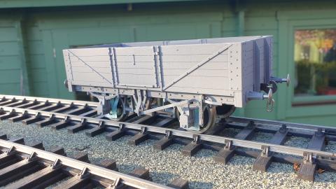 D1666 wagon on track, in primer